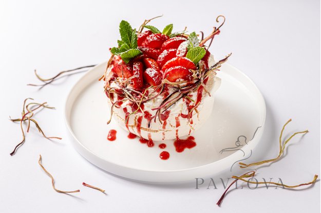 Mini tortas Pavlova su rabarbarais