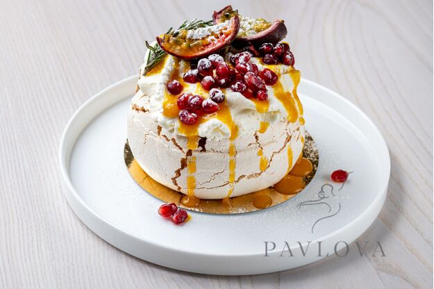 Mini tortas Pavlova su pasiflorų tiara