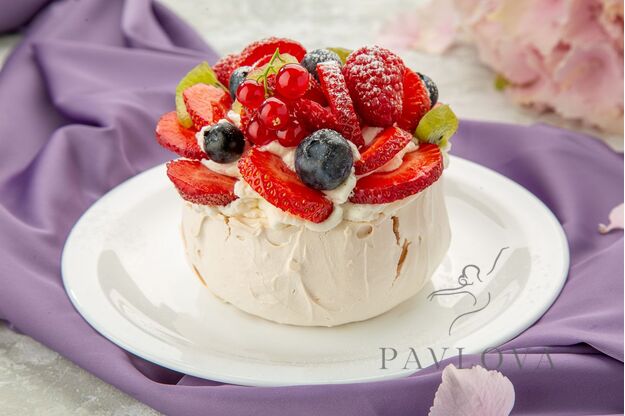 Mini - tortas Pavlova, klasikinis uogų miksas