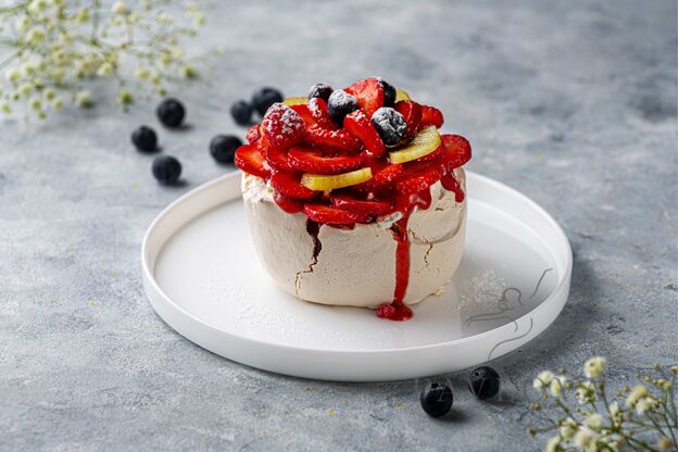 Mini - tortas Pavlova, klasikinis uogų miksas