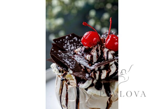 Mini - tortas Pavlova su vyšniomis ir šokoladu