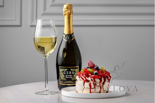 Pavlova "Klasika" (2 asm.) su Cero Šardonė putojančiu vynu (Alco Free)