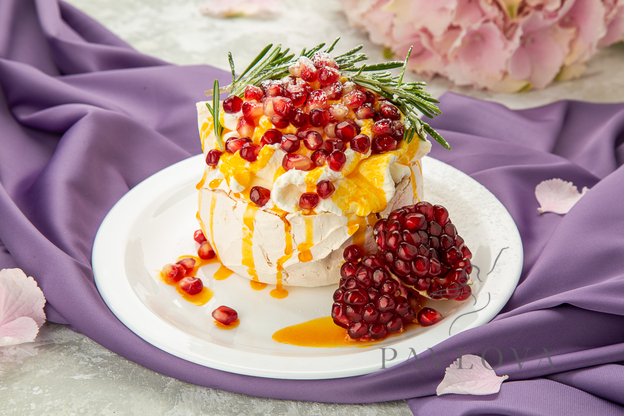 Mini tortas Pavlova su pasiflorų tiara